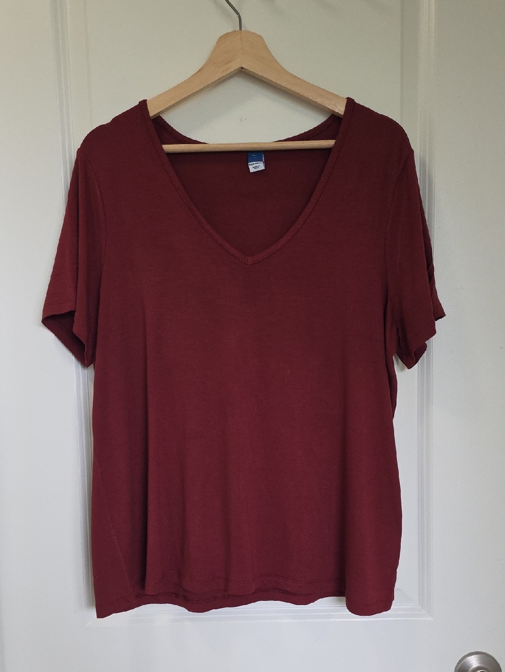 Old Navy V-Neck Short Sleeve Tee in Burgundy
